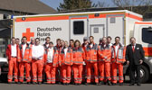 Foto: Ein Teil der Düsseldorfer Bereitschaft steht mit Ausrüstung vor ihrem Einsatzfahrzeugen.